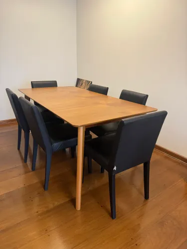 Mesa de jantar madeira de 6 lugares acompanha as 6 cadeiras pretas
