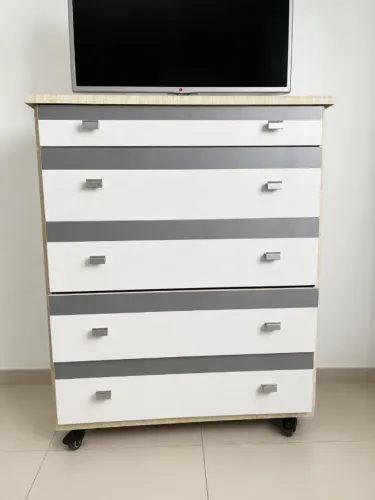 Cômoda 5 Gavetas MDF/Madeira Firme Bicolor com Rodízios Tampo TV