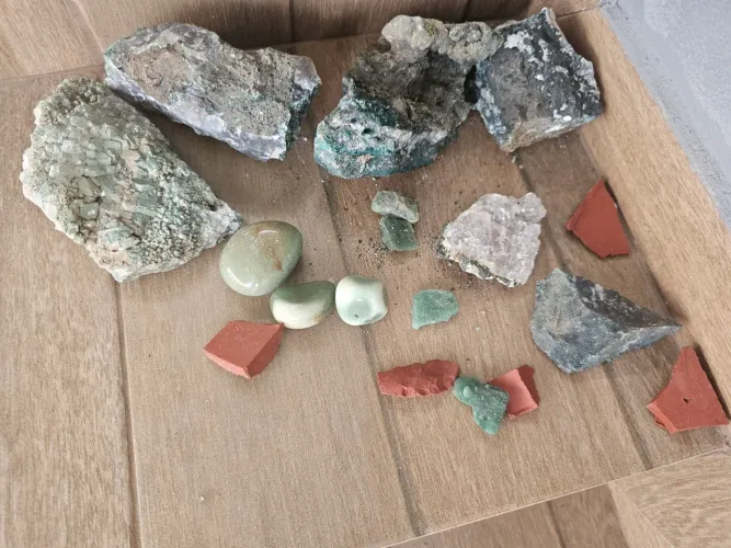 Lote de Minerais Brutos e Cristais (Ametista, Quartzo Verde, Jaspe e Matriz com Cobre) 06