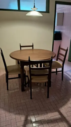 Mesa em imbuia. 