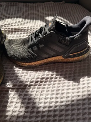 Tênis Adidas Edição especial PRIMEBLUE
