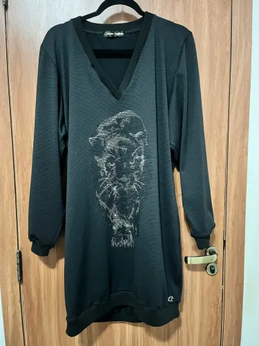 Vestido em malha de mangas comprida.