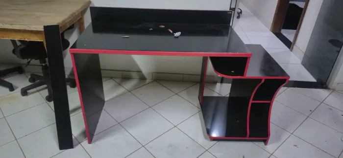 Mesa Gamer Preta e Vermelha com Prateleiras Laterais - Escrivaninha para PC