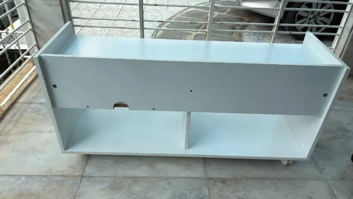 Rack de TV branco com rodas