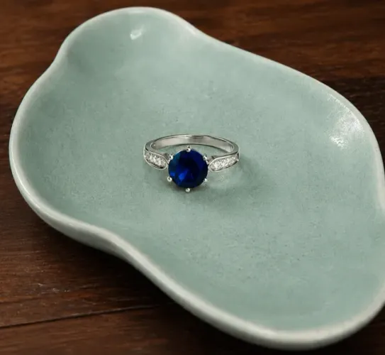 Anel solitário zircônia azul grande com micro zircônias | folheado a prata 1000