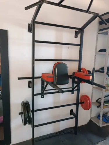 Espaldar alongamento Pilates com barra fixa e acessórios abdominal parelela