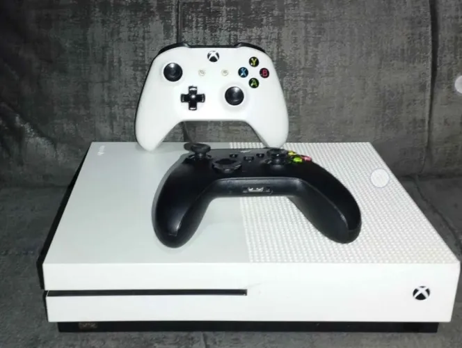 Xbox one, com 2 controles originais,