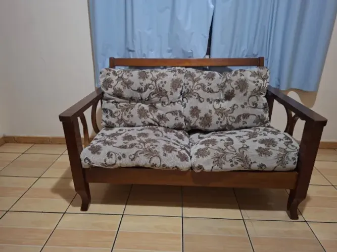 Vendo sofá de madeira carnaúba de 3 e 2 lugares