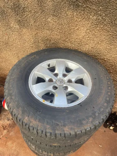 Vendo kit roda hilux com pneu!!