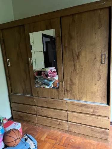 Armário três portas com espelho 