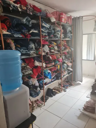 Vendo peças de loja de roupas