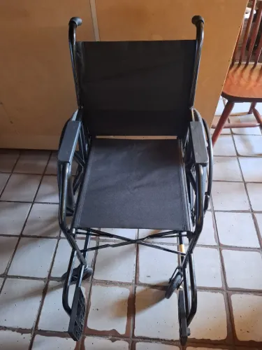 Vendo Cadeira de Rodas (Seminova) Simples Pneus Maciços Prolife 100kg