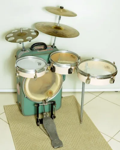 Bateria artesanal reduzida portátil.