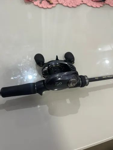 Vara e carretilha de pesca 