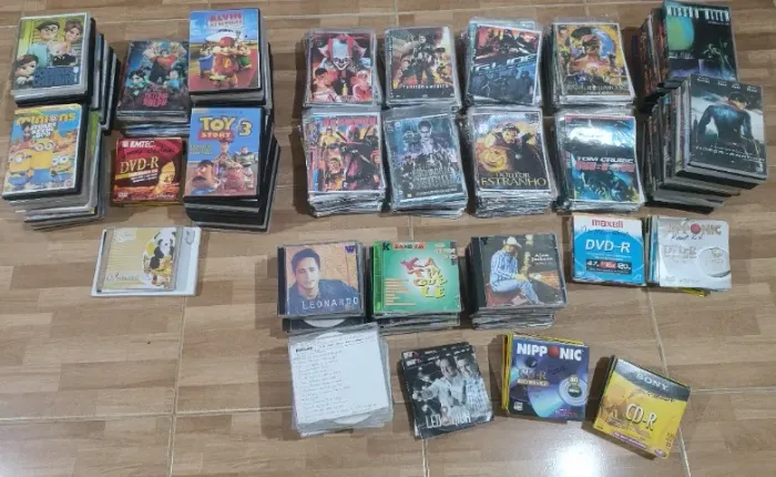 Lote de Cds e Dvds diversos. (desapego)