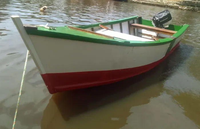 Bote de pesca de linha.