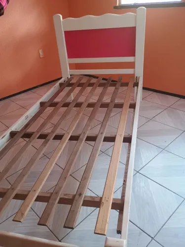 Vendo cama de solteiro, feminino!