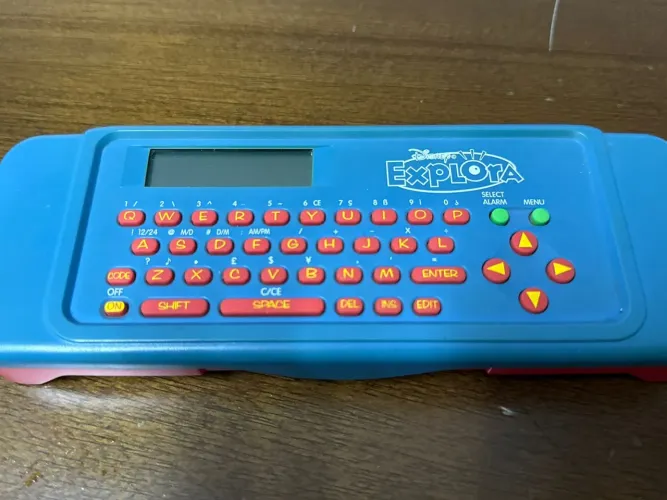 estojo com agenda eletrônica vintage da Disney Explora. Funcionando 