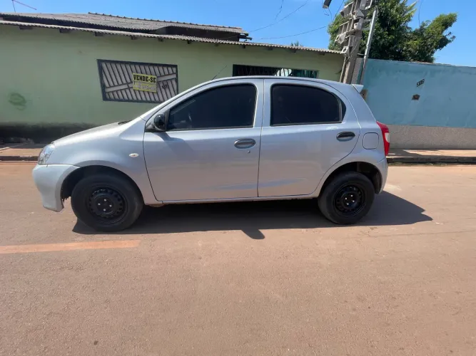 Toyota Etios X 1.3 Flex 16V 5P Mec. 2013