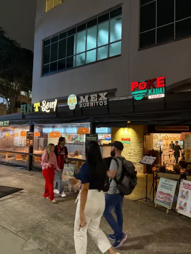 Garçom shopping downtown