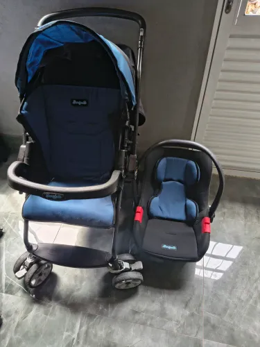 Vendo Carrinho de bebê com bebê conforto Burigotto.