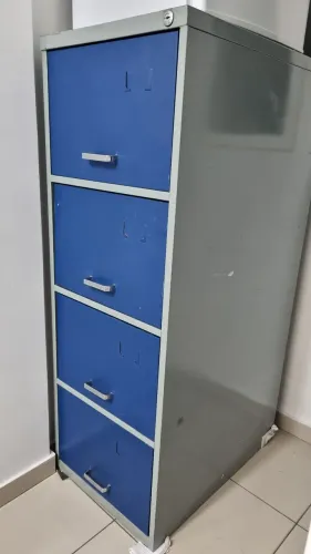 Gaveteiro de aço com 4 gavetas