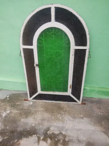 Janela capelinha de ferro maciço
