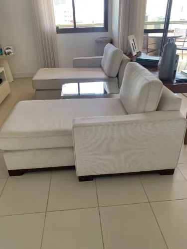 Dois sofás tipo chaise longue em linho bege