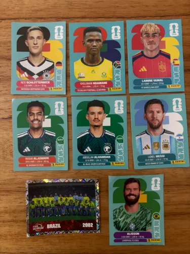 7 figurinhas da copa, incluindo Messi e Lamine banal.
