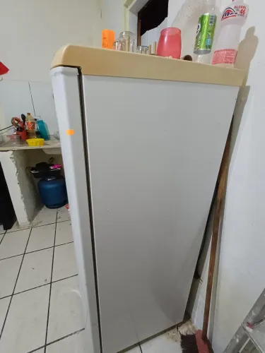 Vendo uma geladeira funcionando só precisa trocar o gás ela é 110 volt interessado ligar.