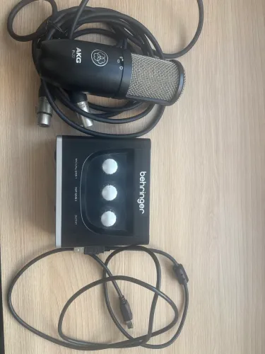 kit interface behringer um2 + microfone akg p420 + cabo xlr  para gravação de áudio   