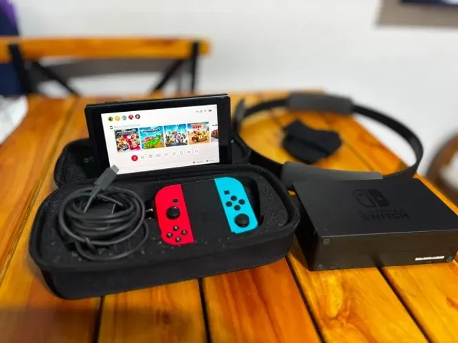  Nintendo Nintendo Switch Switch 32GB Standard - Vermelho, Azul e Preto - Seminovo