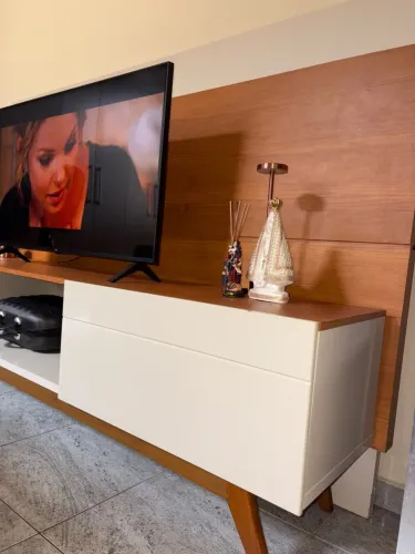 Rack para TV com gaveteiros brancos e acabamento amadeirado