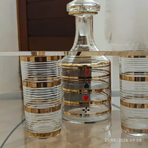 Garrafa de licor, uísque ou coquetel + 2 copos pintados anos 1950com ouro 