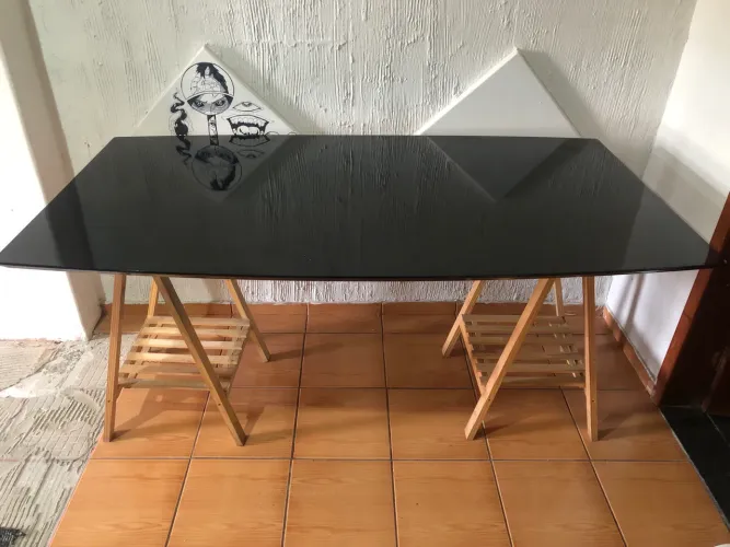 Mesa preta com cavaletes