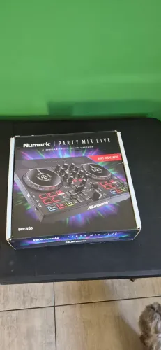 Controladora DJ Numark Party Mix Live com Alto-Falantes e Luzes (Na Caixa / Usada)
