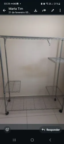 Estante com rodas.