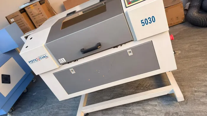 Máquina Laser CO? 5030 -60W (VALOR NEGOCIAVEL) RETIRAR EM CURITIBA não entrego