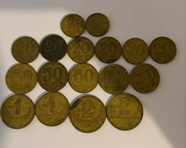 Lote com 17 Moedas Antigas, Diversos Tamanhos, Anos e Modelos