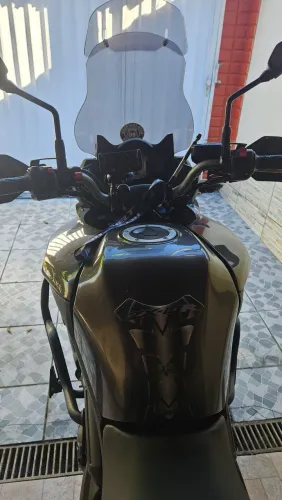 Vendo moto Versys 650cc ótimo estado.