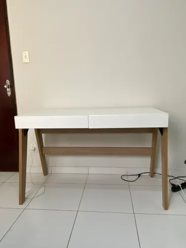 Mesa de escritório de madeira - 2 anos de uso 