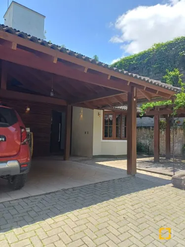 BROGNOLI VENDE - Seu Refúgio Particular: Casa Espaçosa com Piscina