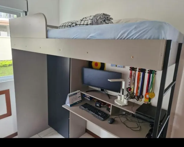 Cama beliche com mesa e guarda roupa