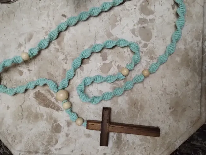 Crucifixo de parede em macramê