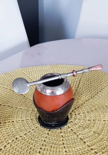 Cuia com bocal de prata e detalhes em ouro e bomba em alpaca de ótima qualidade