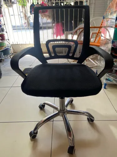 Vendo cadeira de escritório nova