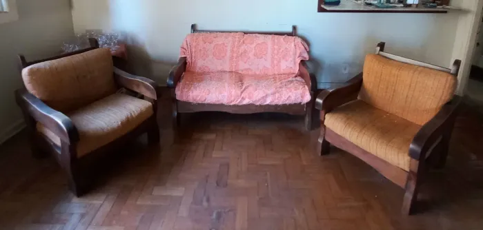 Jogo de Sofá e 2 poltronas em madeira maciça. Móveis de Gramado - RS.