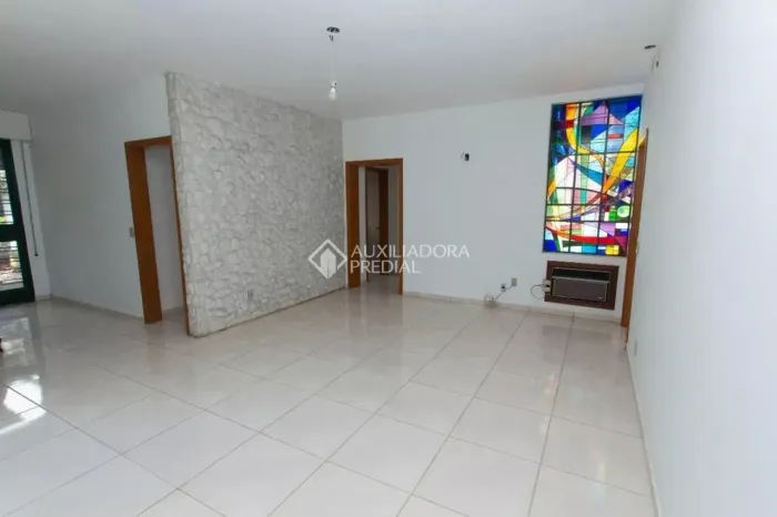 Casa | 3 dormitórios (1 suíte) | gabinete e amplo pátio | São João /Porto Alegre