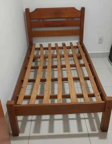 Cama solteiro em madeira