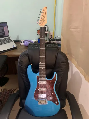 Guitarra Seizi Stratocaster Katana Musashi LPB Lake Placid Blue com Bag